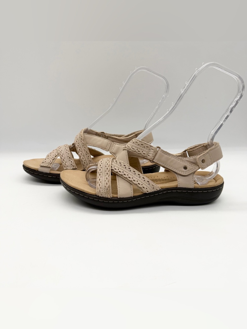 Clarks Laurieann Rena Beige Leather Strappy Comfort Sandals Women’s Size 9 NWOB